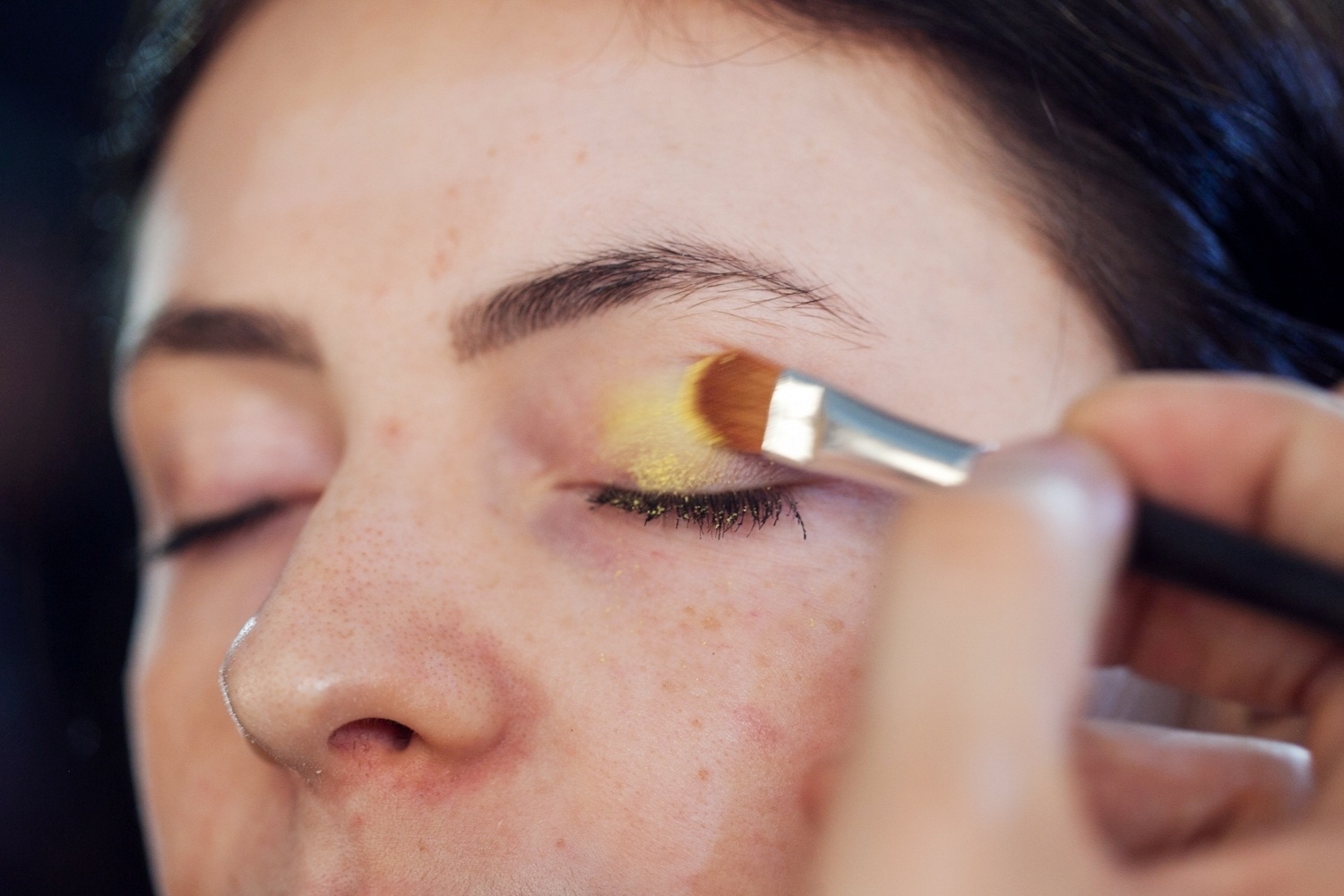 01.nov.2013 - Backstage do desfile da marca Amapô com maquiagem criada por Ricardo dos Anjos - passo a passo 1 - Patrícia Araujo/UOL