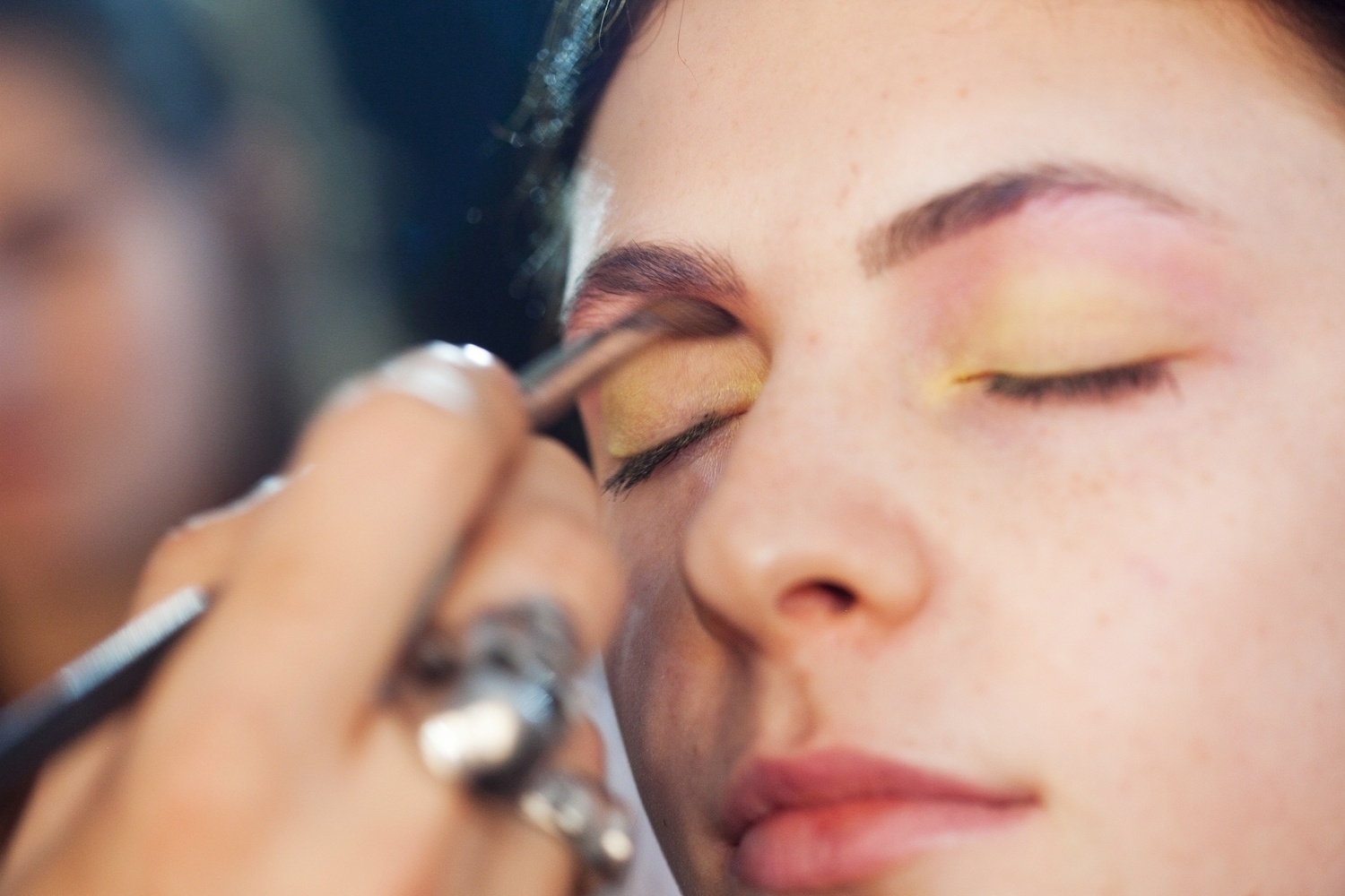 01.nov.2013 - Backstage do desfile da marca Amapô com maquiagem criada por Ricardo dos Anjos - passo a passo 2 - Patrícia Araujo/UOL