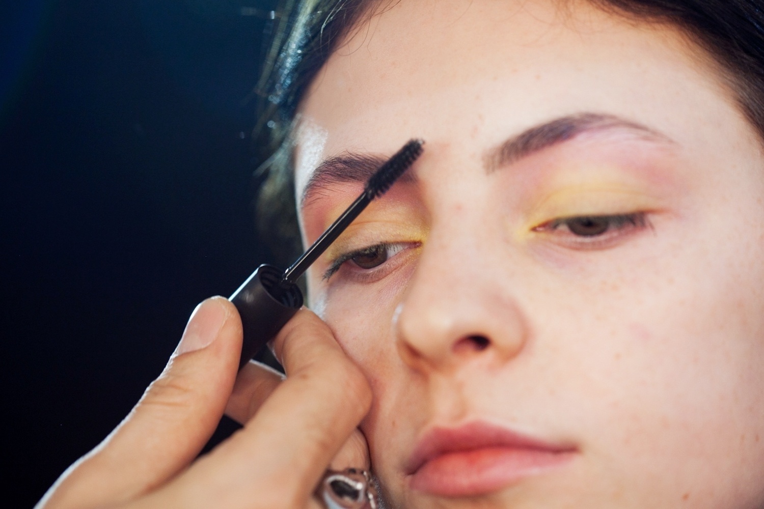 01.nov.2013 - Backstage do desfile da marca Amapô com maquiagem criada por Ricardo dos Anjos - passo a passo 3 - Patrícia Araujo/UOL