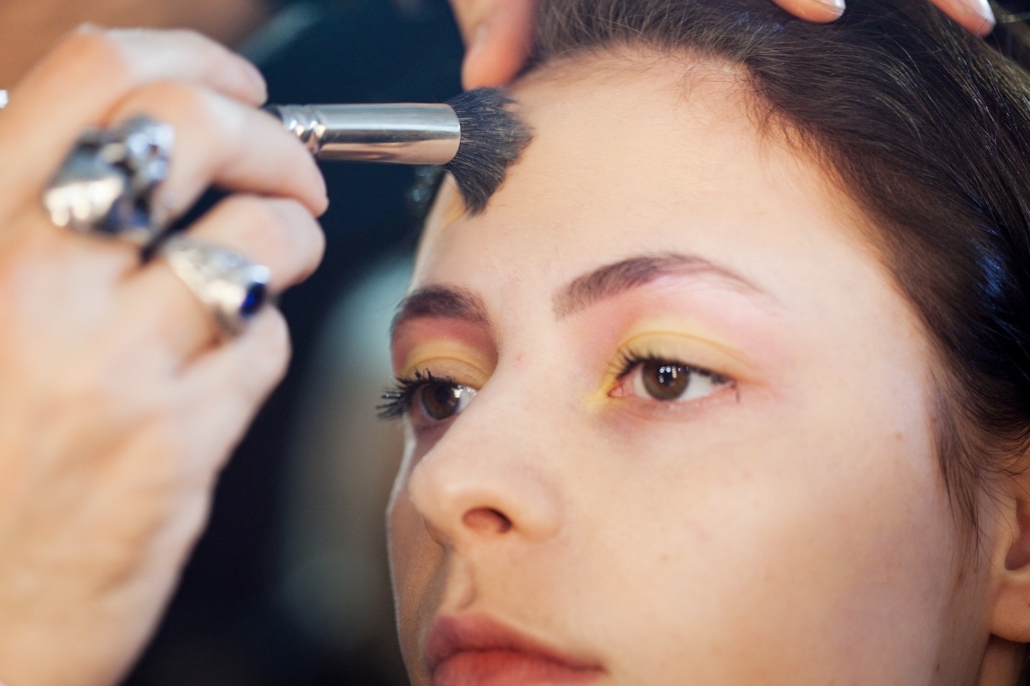 01.nov.2013 - Backstage do desfile da marca Amapô com maquiagem criada por Ricardo dos Anjos - passo a passo 4 - Patrícia Araujo/UOL