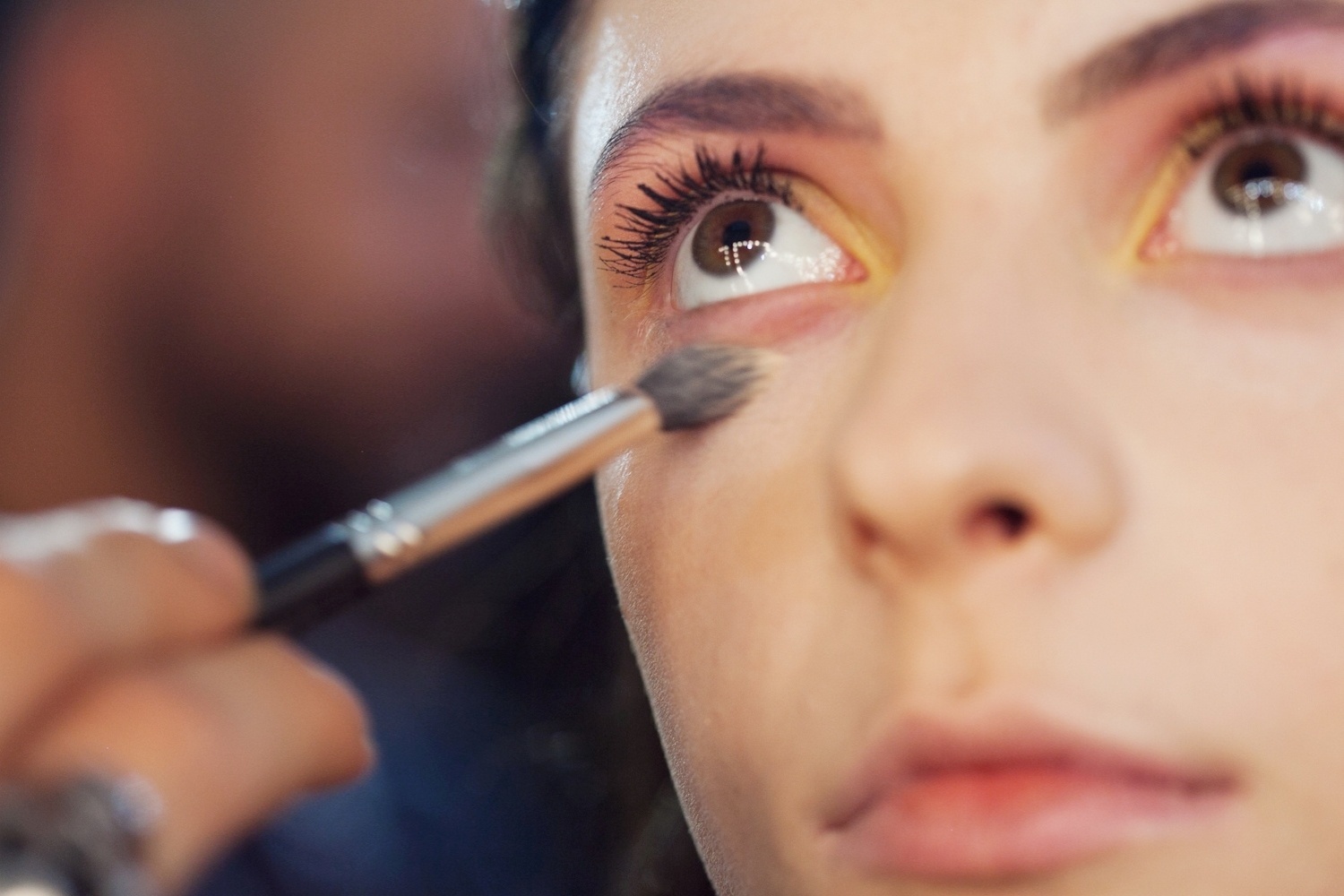 01.nov.2013 - Backstage do desfile da marca Amapô com maquiagem criada por Ricardo dos Anjos - passo a passo 5 - Patrícia Araujo/UOL