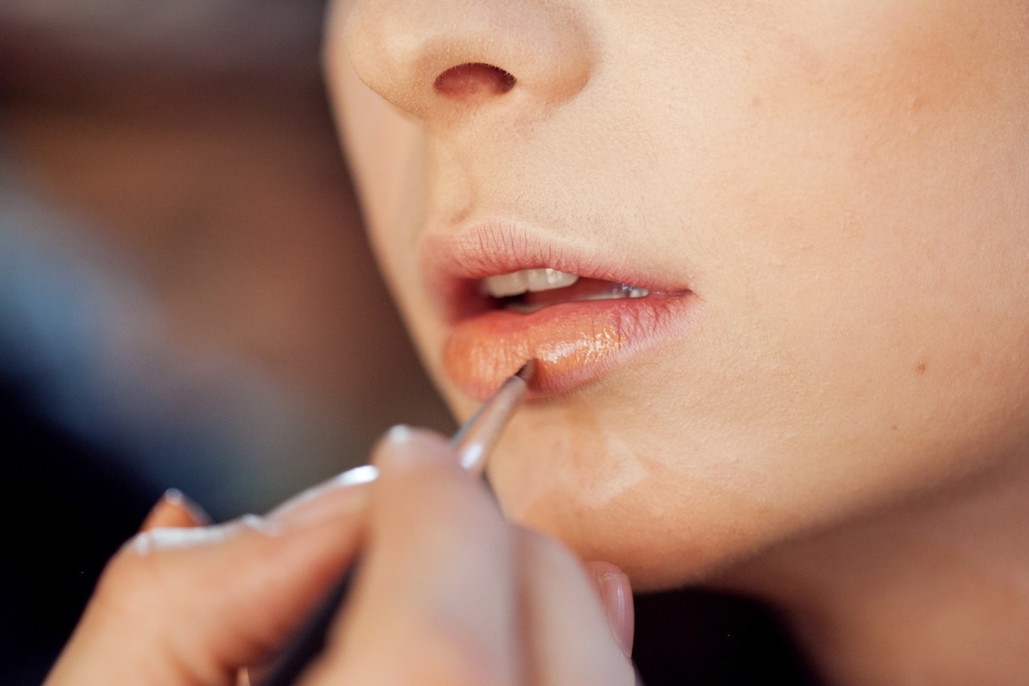 01.nov.2013 - Backstage do desfile da marca Amapô com maquiagem criada por Ricardo dos Anjos - passo a passo 6 - Patrícia Araujo/UOL