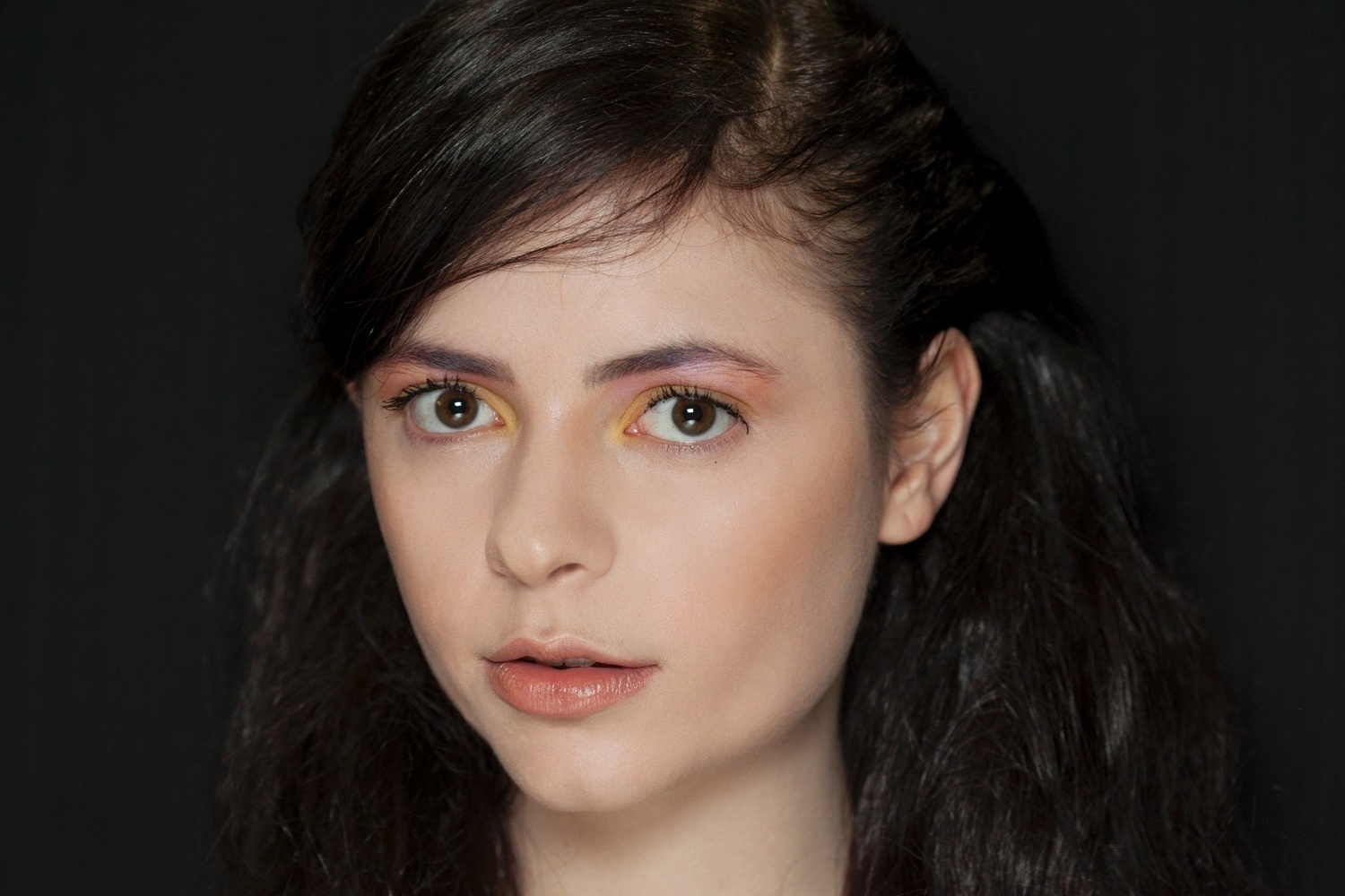 01.nov.2013 - Backstage do desfile da marca Amapô com maquiagem criada por Ricardo dos Anjos - passo a passo 7 - Patrícia Araujo/UOL