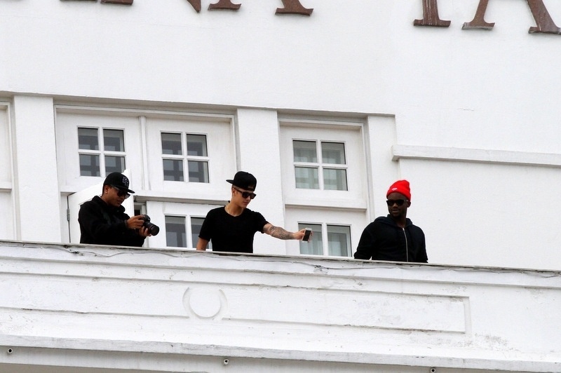 1.nov.2013 - Da sacada do Copacabana Palace, no Rio, Justin Bieber filmou os fãs que se aglomeraram no local