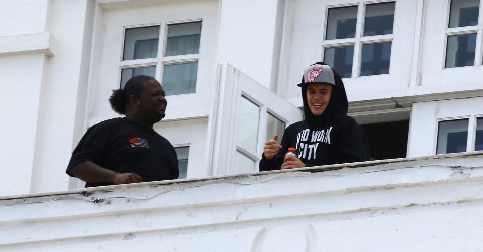 1.nov.2013 - Justin Bieber aparece na sacada do hotel Copacabana Palace, no Rio de Janeiro. Neste sábado (2), o cantor se apresenta na Arena Anhembi, em São Paulo; no domingo, é a vez do show na Praça da Apoteose, no Rio de Janeiro