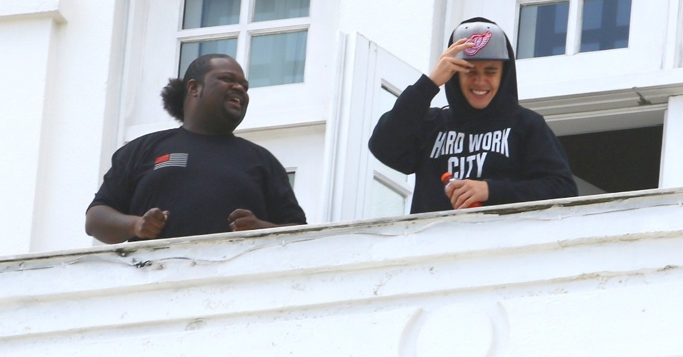 1.nov.2013 - Justin Bieber aparece na sacada do hotel Copacabana Palace, no Rio de Janeiro. Neste sábado (2), o cantor se apresenta na Arena Anhembi, em São Paulo; no domingo, é a vez do show na Praça da Apoteose, no Rio de Janeiro