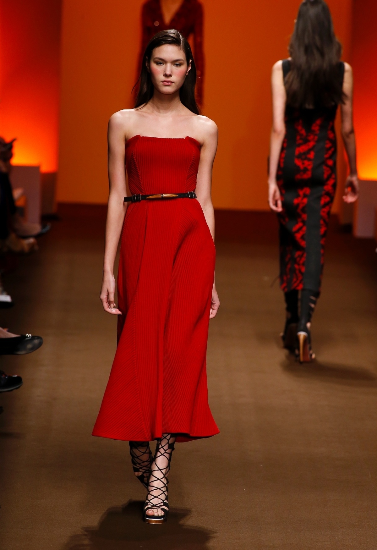 28.out.2013 - O tomara que caia da Tufi Duek fica ainda mais feminino com cinto marcando a cintura. A modelagem é simples e chique - Alexandre Schneider/UOL