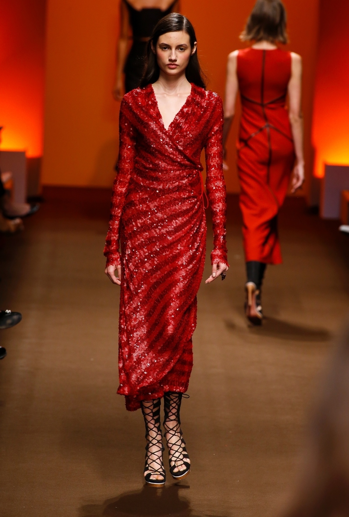 28.out.2013 - Modelo desfilado pela Tufi Duek na SPFW é ideal para as convidadas que adoram um brilho. O vestido-envelope é sofisticado e chique e ainda valoriza a silhueta da mulher, disfarçando algumas gordurinhas - Alexandre Schneider/UOL