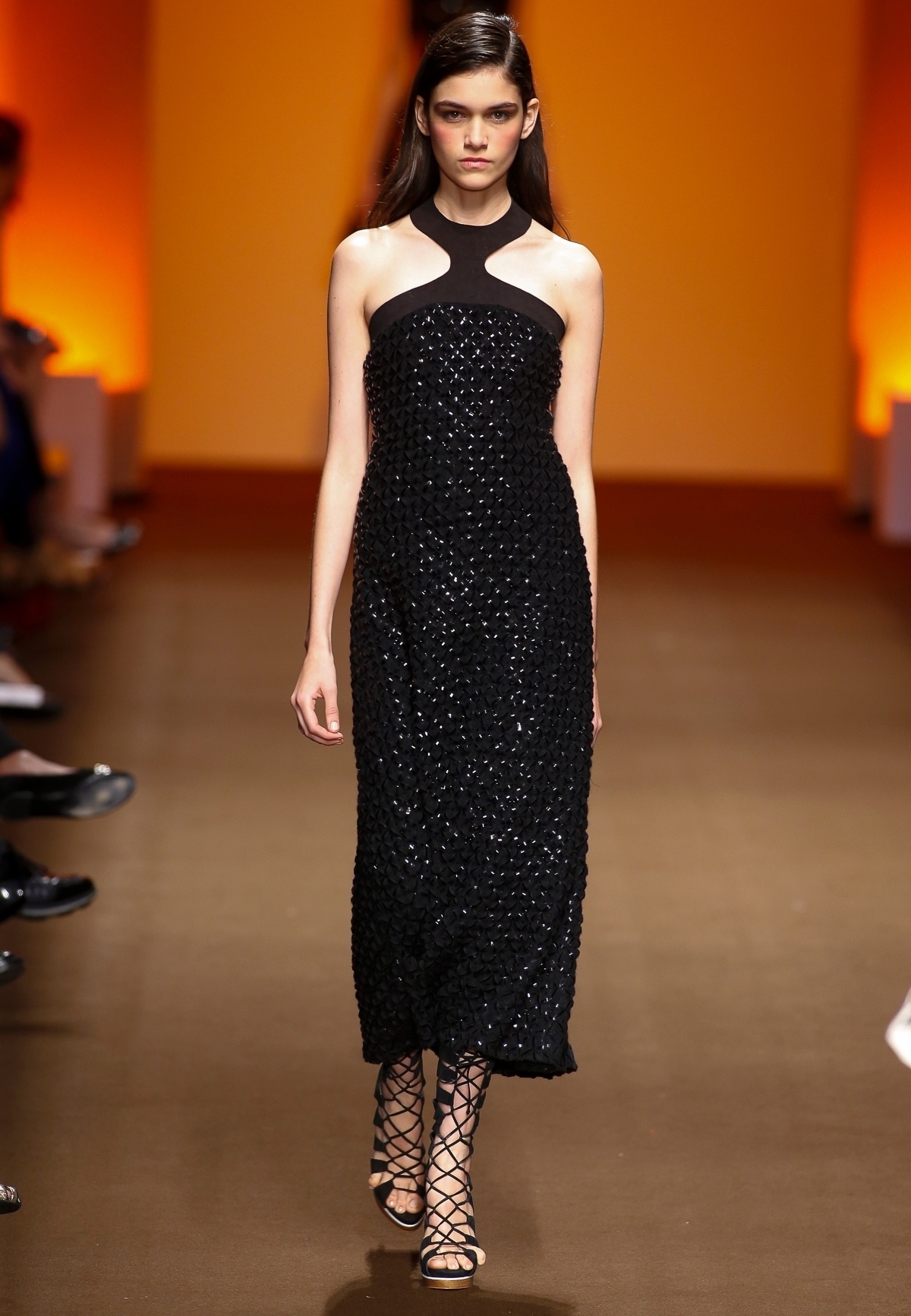 28.out.2013 - Para quem gosta de tons mais sóbrios, o vestido preto com bordados em brilho é uma escolha certeira, principalmente em casamentos realizados em dias mais frios. O look foi desfilado pela grife Tufi Duek na SPFW - Alexandre Schneider/UOL