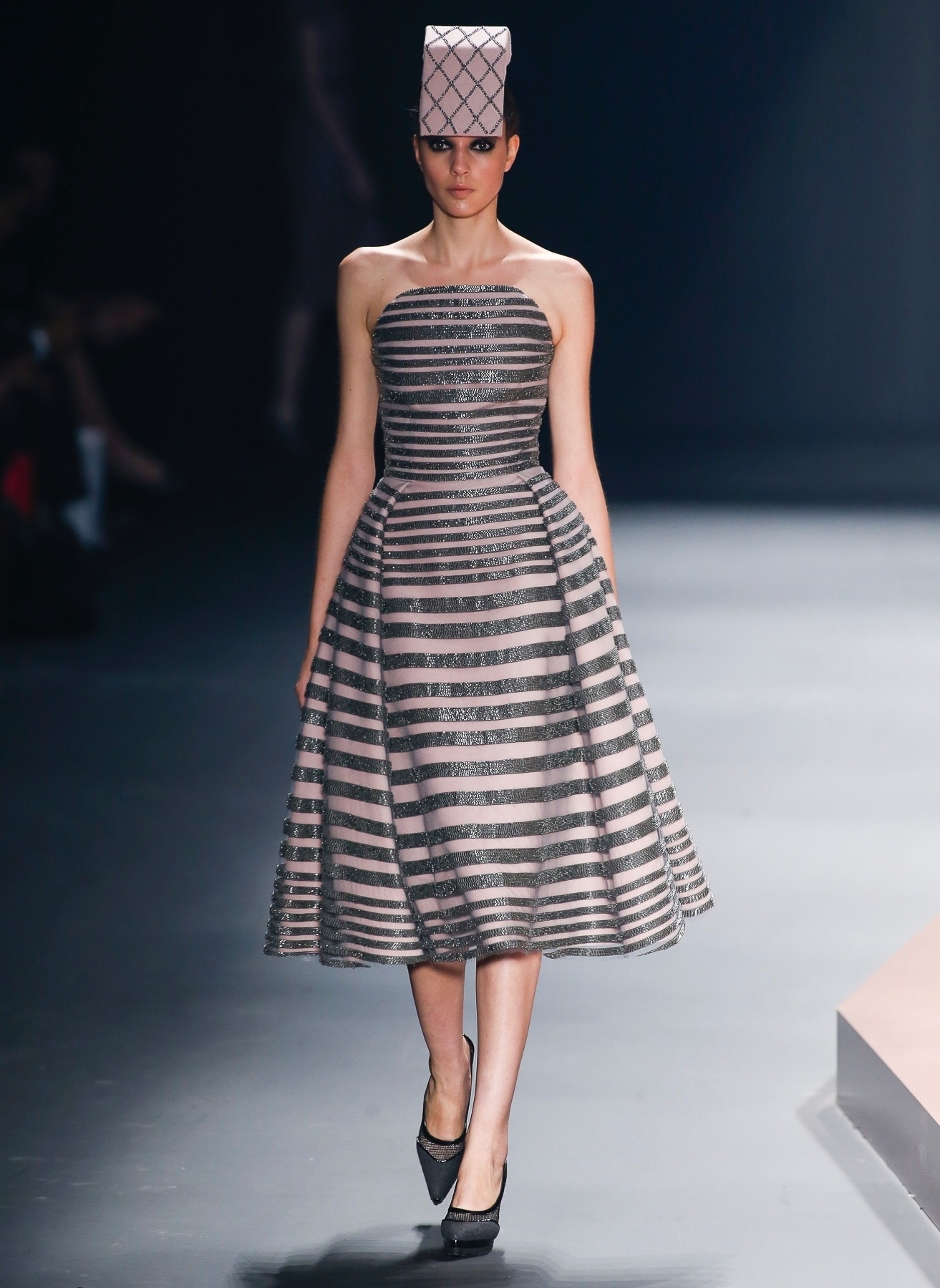 29.out.2013 - A Acquastudio se inspirou nas divas dos anos 40 para compor a coleção para o outono/inverno 2014. Comprimentos midi e silhuetas que remetem ao New Look, da Dior, com a cintura bem marcada e saia rodada, estiveram presentes em toda a coleção - Alexandre Schneider/UOL