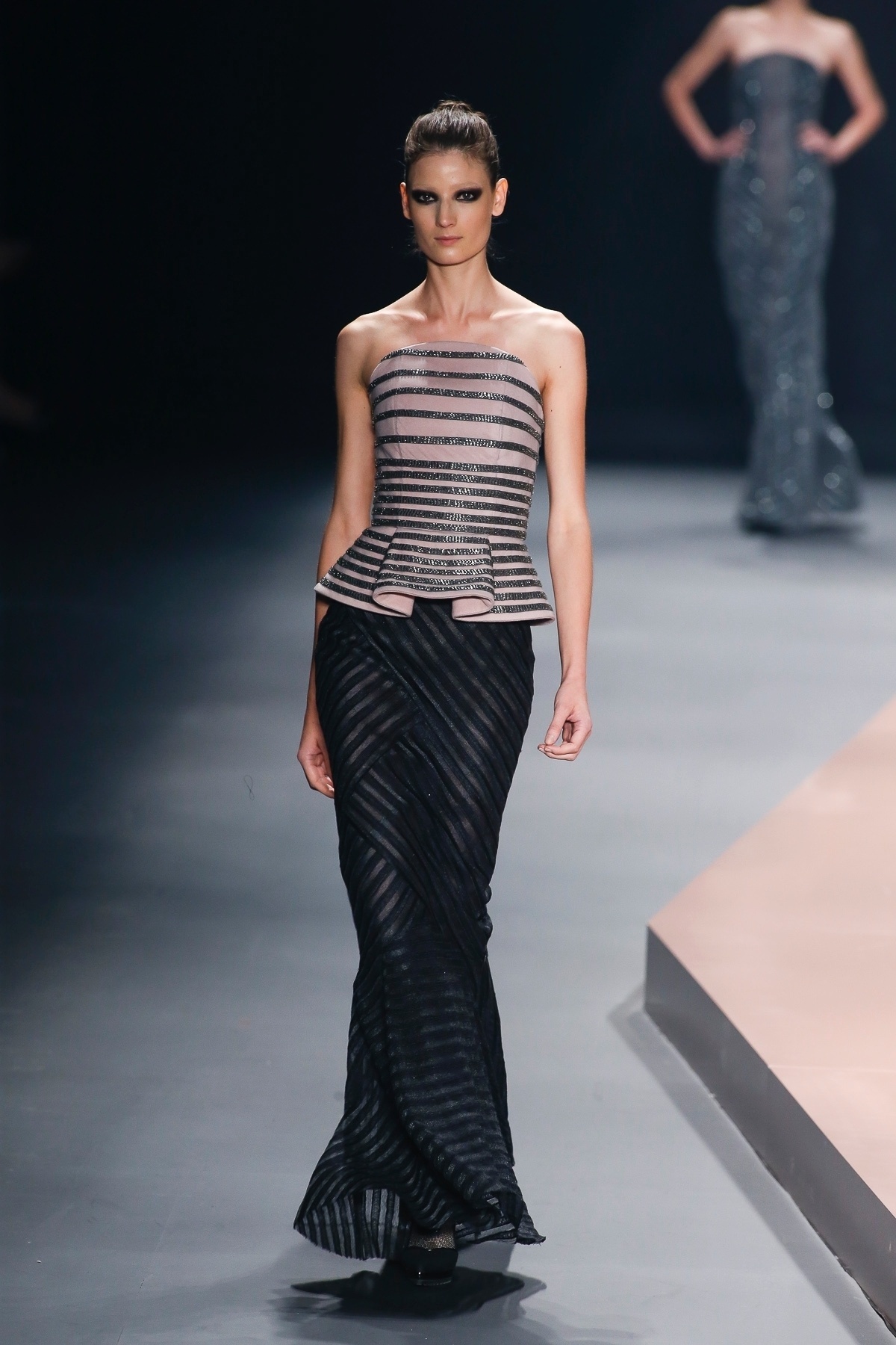 29.out.2013 - A modelagem peplum, que tem feito bastante sucesso já há algumas temporadas, também é uma boa escolha para convidadas que querem inovar o look e ficar na moda. Esse modelo da Acquastudio, desfilado na SPFW, mistura cores e padronagens de listras - Alexandre Schneider/UOL