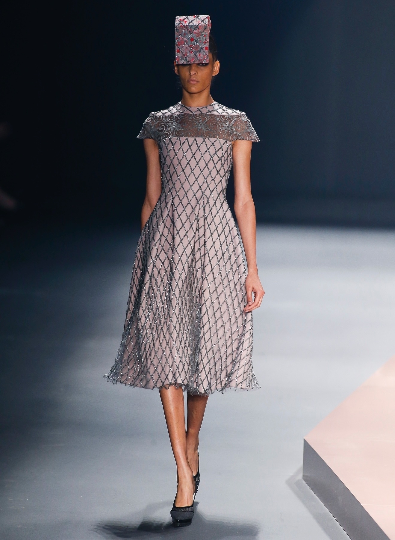 29.out.2013 - As convidadas do casamento que não quiserem investir em um longo, podem optar pelo comprimento midi, que é elegante na medida certa. A peça da Acquastudio tem modelagem feminina e bordados gráficos com brilho - Alexandre Schneider/UOL