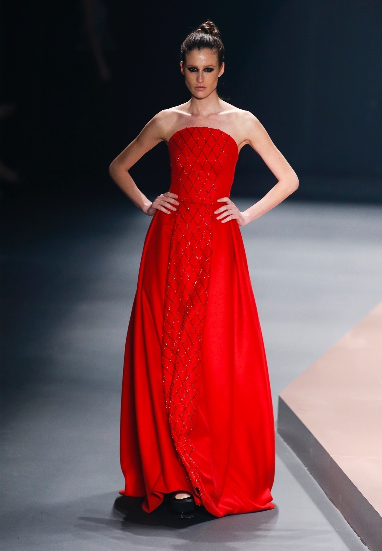 29.out.2013 - O tomara que caia vermelho é ideal para cerimônias mais glamorosas. O tomara que caia arredondado e o bordado na parte da frente dão à peça um toque mais moderno. A peça foi desfilada pela Acquastudio na SPFW - Alexandre Schneider/UOL