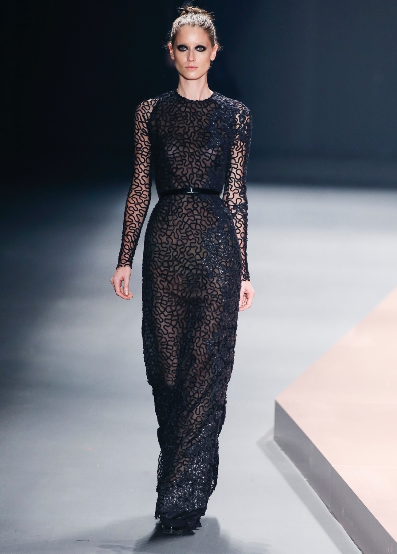 29.out.2013 - Para as mais conservadoras (e friorentas), os vestidos de manga comprida estão em alta. Para dar um toque de sensualidade, a grife Acquastudio apostou na transparência das mangas com tecido bordado de forma sinuosa - Alexandre Schneider/UOL