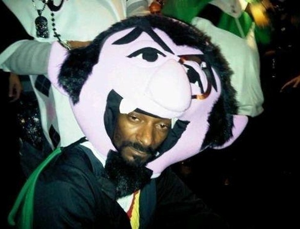 31.out.2013 - O rapper Snoop Dogg se fantasia de Gargamel, vilão do "Smurfs", para festa de Halloween. Ele compartilhou a imagem com seus fãs no Facebook