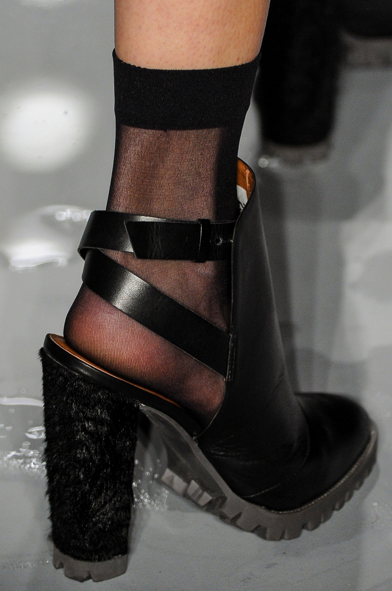 A bota com a parte de tras aberta de Vitorino Campos também aparece com salto de pelúcia - Agência Fotosite