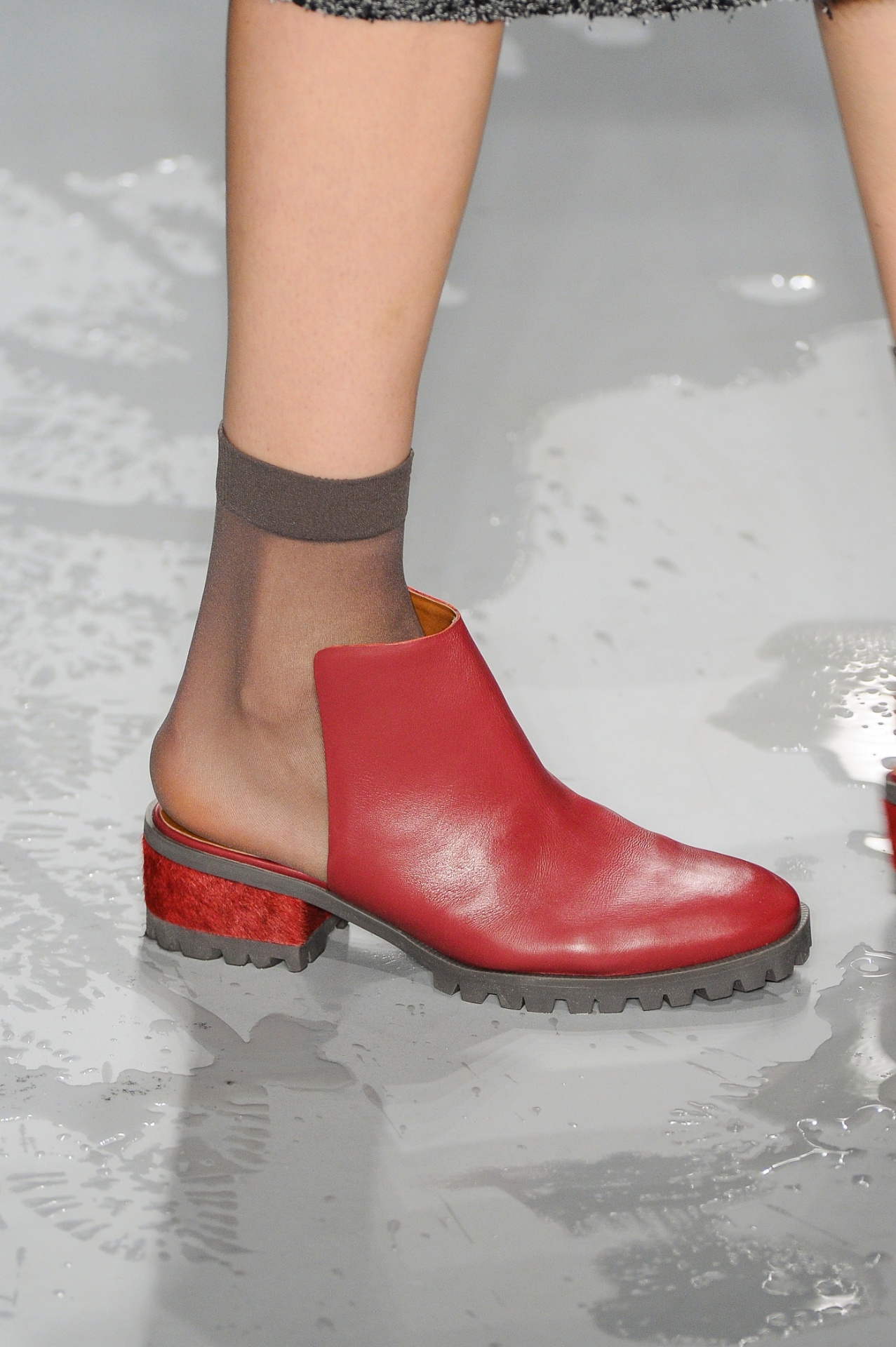 A bota com a parte de tras aberta também aparece na versão com salto baixo no desfile de Vitorino Campos - Agência Fotosite