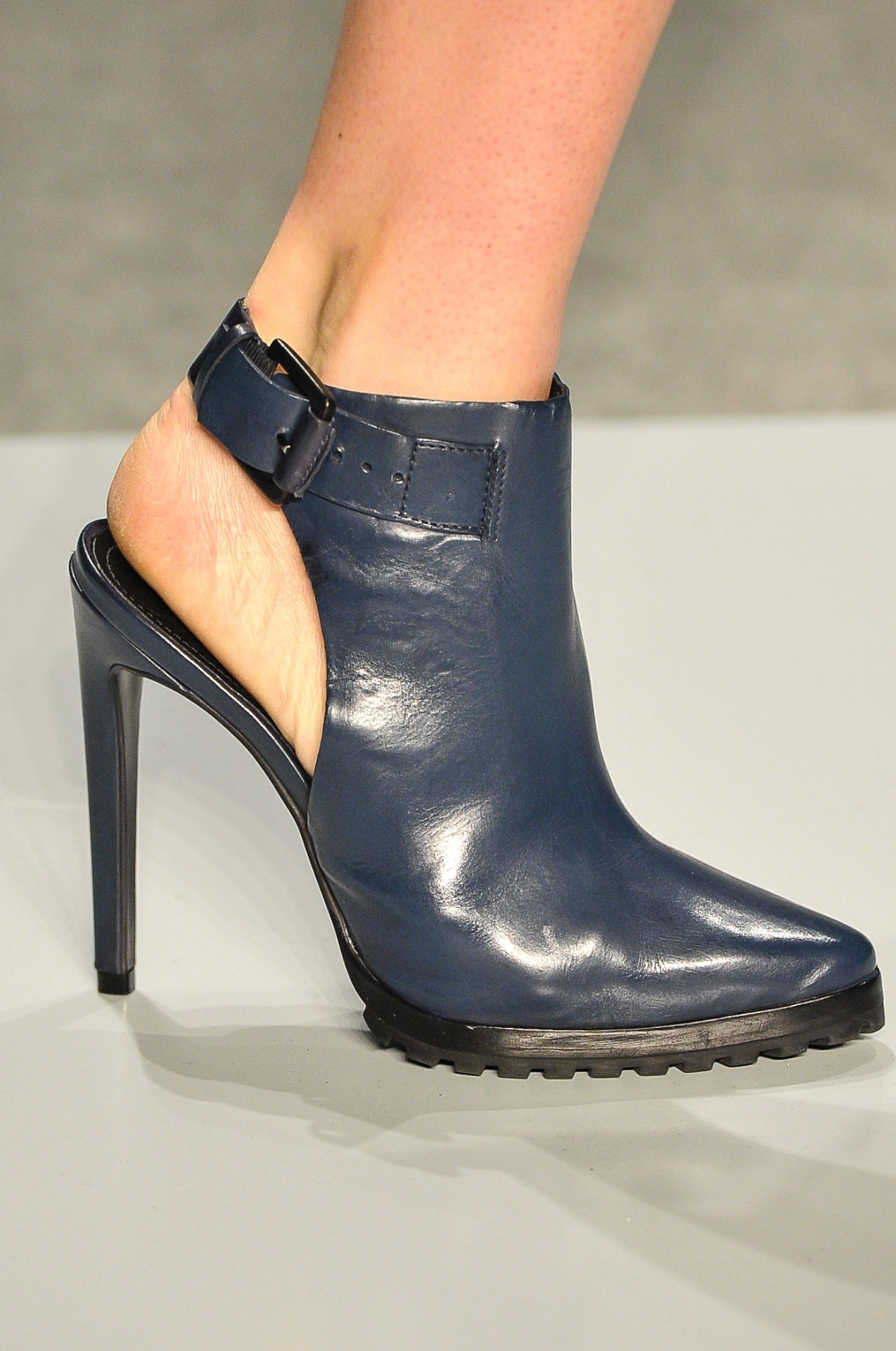 A Colcci reafirma a tendência das botas com calcanhar aberto para o inverno - Agência Fotosite