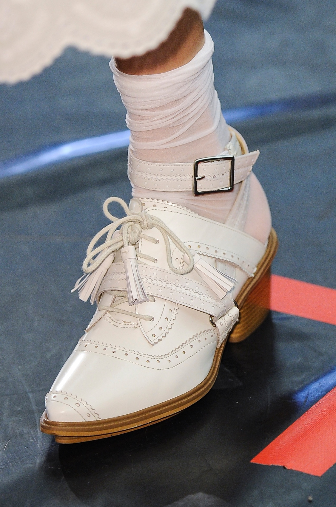 Alexandre Herchcovitch se inspirou em camisolas antigas para criar sua coleção de Inverno 2014, os sapatos que acompanharam os looks eram uma reinterpretação dos brogues com o calcanhar à mostra - Agência Fotosite