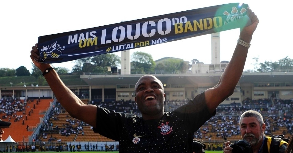 Anderson Silva dá volta olímpica no Pacaembu antes do clássico entre Corinthians e Santos (18/09/11). O lutador de MMA assinou contrato com o clube no início de 2011