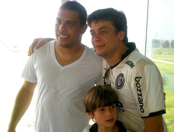 O atacante Ronaldo recebe o ator Fábio Assunção e seu filho, João, no CT do Corinthians (janeiro/2011)