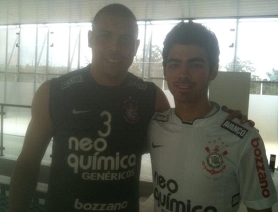 Ronaldo posa com Joe Jonas no Corinthians durante visita do integrante do Jonas Brothers ao Brasil, em 2010