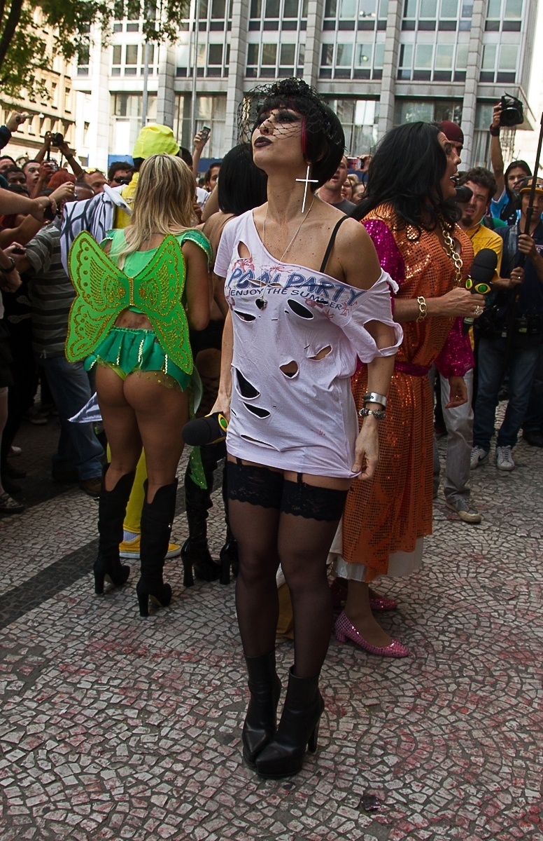 02.nov.2013 - Fantasiada, Sabrina Sato chama a atenção ao chegar na Zombie Walk, na tarde deste sábado (2), em São Paulo. Usando uma peruca preta e vestindo uma camisa toda rasgada, a musa do "Pânico" causou um reboliço com os seus fãs ao chegar para gravar uma reportagem para o programa