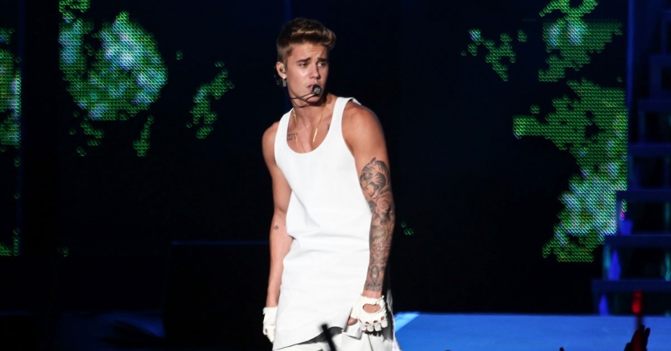 02.nov.2013 - O cantor pop canadense Justin Bieber se apresenta na Arena Anhembi, em São Paulo