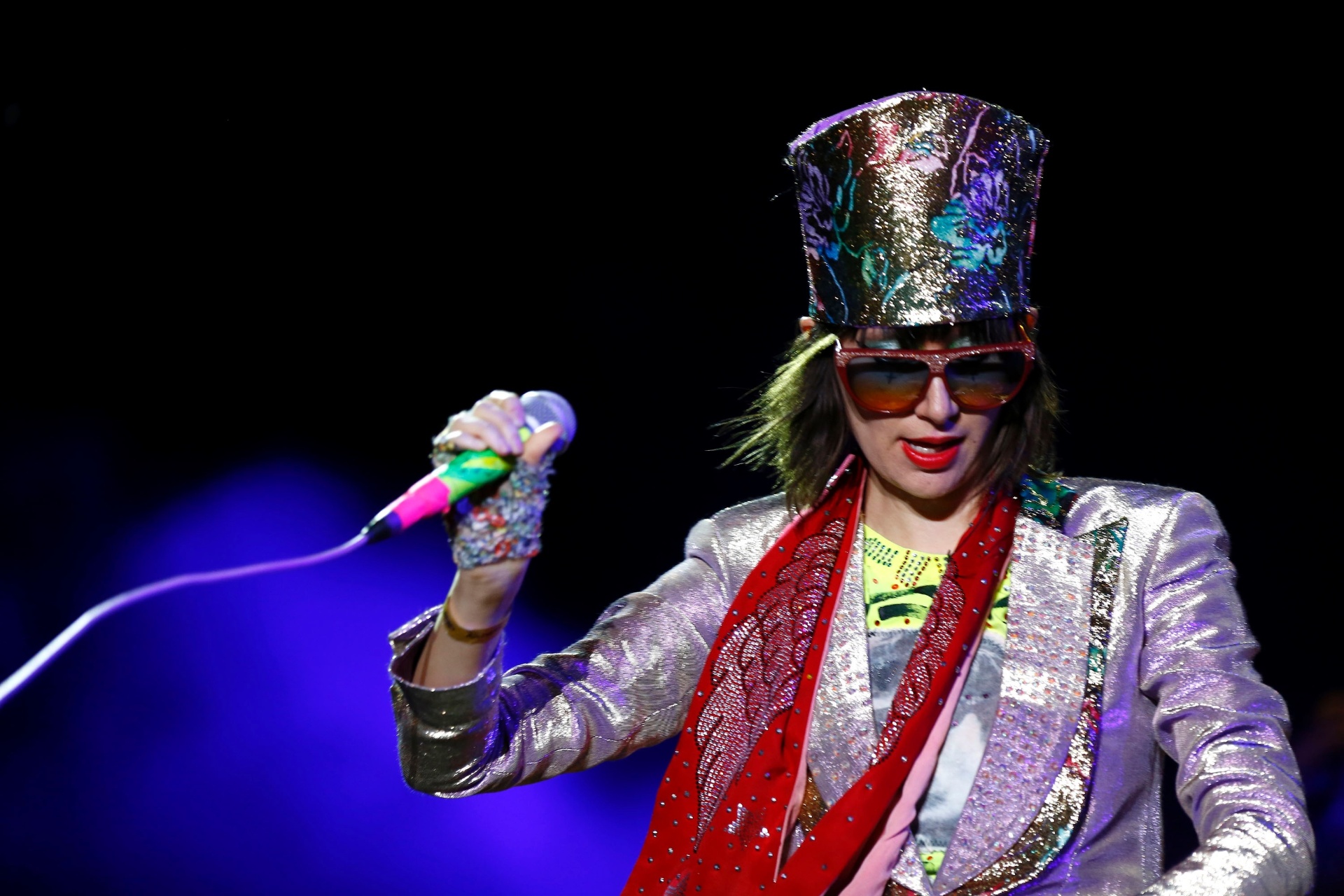 02.nov.2013 - A vocalista Karen da banda Yeah Yeah Yeahs se apresenta no festival Circuito Banco do Brasil, no Mega Space, em Belo Horizonte - Marcus Desimoni/UOL