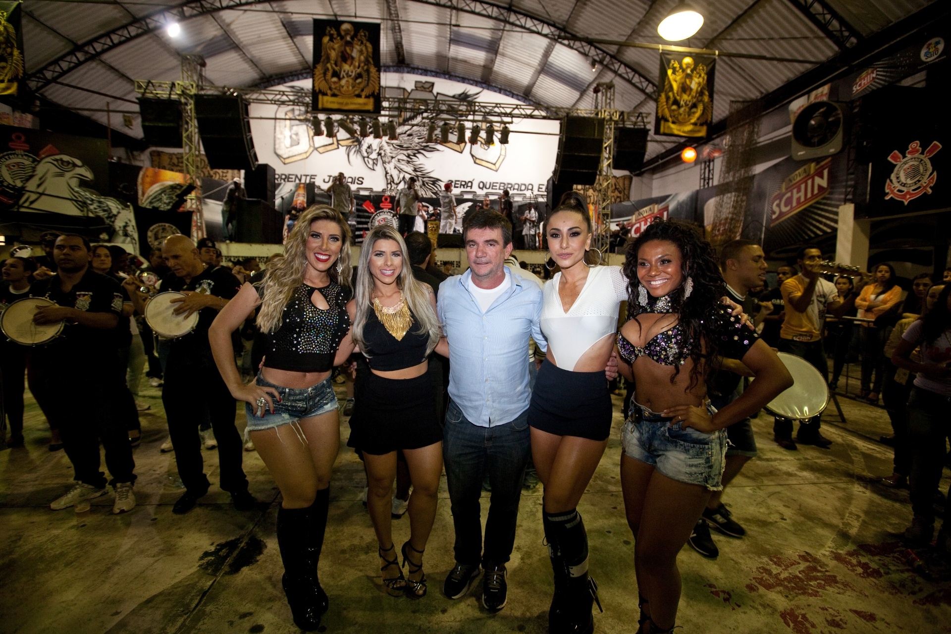 1.nov.2013 - As irmãs Tati e Ana Paula Minerato com Andres Sanches, Sabrina Sato no ensaio da Gaviões da Fiel para o Carnaval 2014 - Simon Plestenjak/UOL