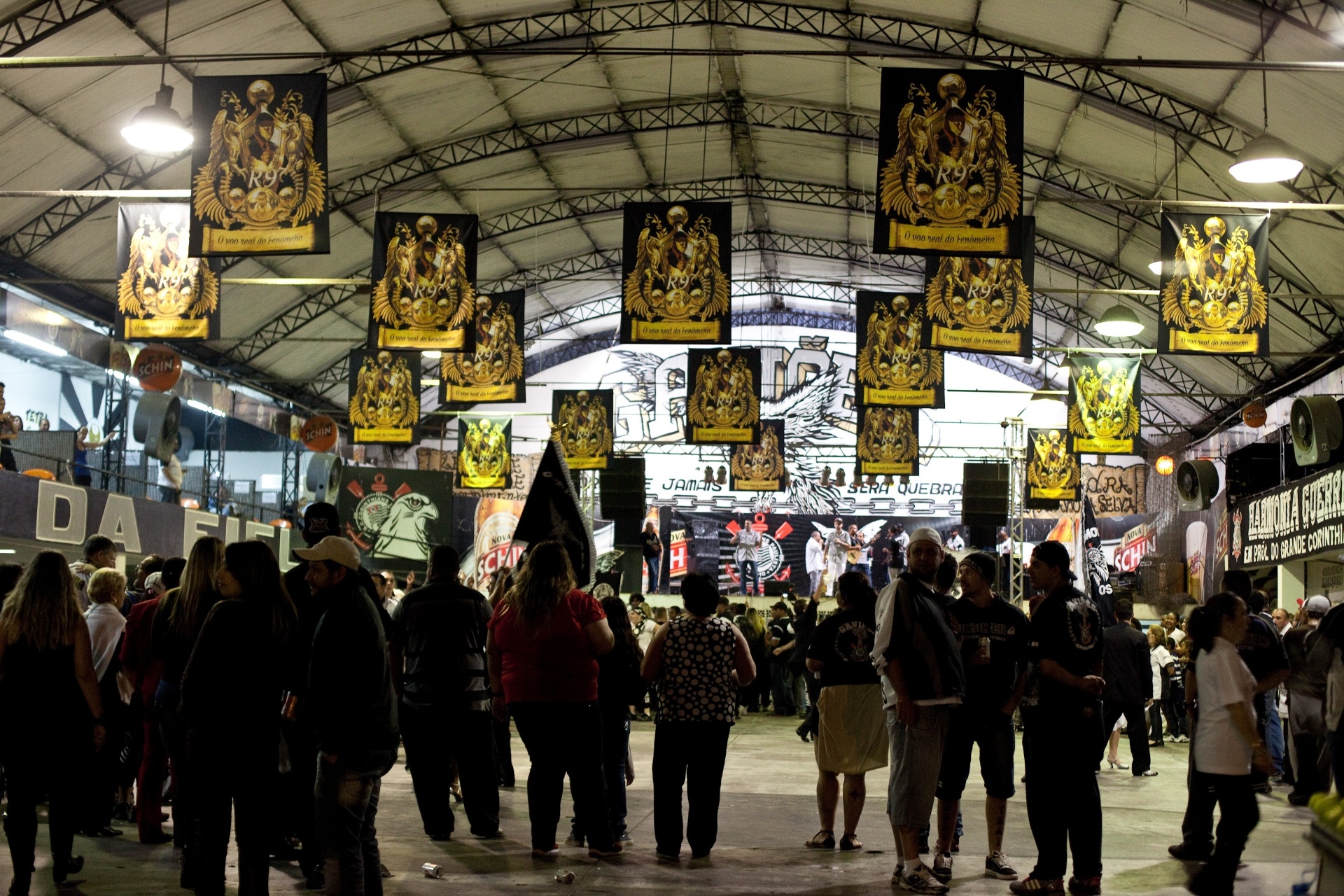 1.nov.2013 -  Ensaio na quadra da Gaviões da Fiel para o Carnaval 2014, com a madrinha de bateria Sabrina Sato e a rainha Tatiane Minerato - Simon Plestenjak/UOL