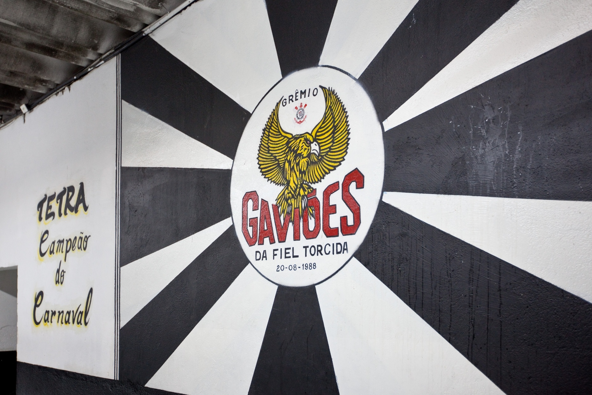 1.nov.2013 -  Ensaio na quadra da Gaviões da Fiel para o Carnaval 2014, com a madrinha de bateria Sabrina Sato e as irmãs Minerato - Simon Plestenjak/UOL