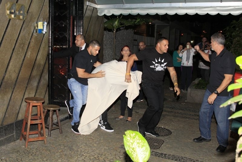 1.nov.2013 - Justin Bieber sai de termas em Ipanema, no Rio de Janeiro, debaixo de um lençol branco
