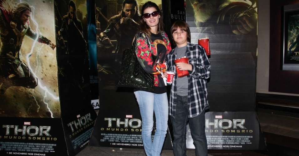 2.nov.2013 - A modelo Isabeli Fontana vai com o filho Zion à sessão para convidados do filme "Thor: O Mundo Sombrio", em cinema em São Paulo