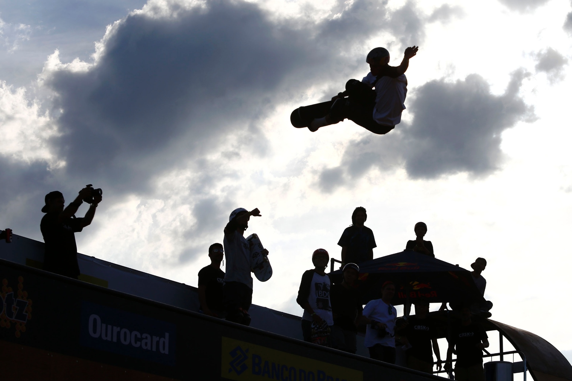 2.nov.2013 - Skatistas disputam a Copa Brasil de Vertical (etapa BH) durante festival musical realizado no Mega Space, em Belo Horizonte (MG). O primeiro lugar foi para Marcelo Bastos, que hoje vive em San Diego, na Califórnia - Marcus Desimoni/UOL