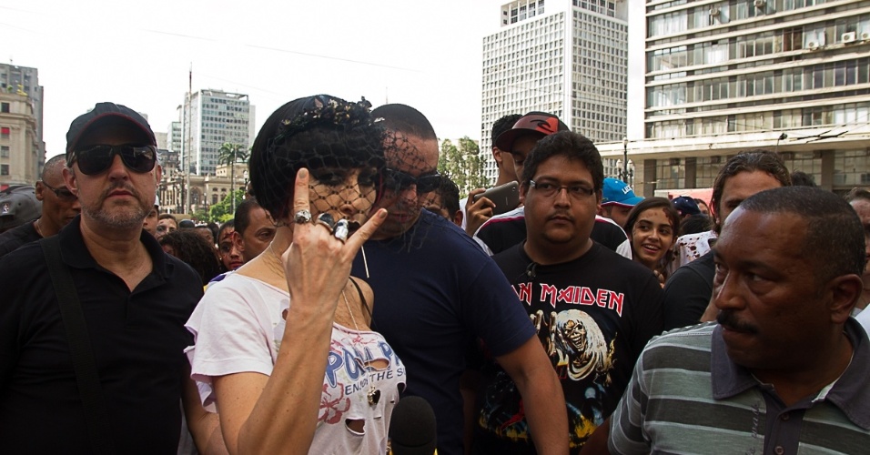 Sabrina Sato causa tumulto em gravação do programa "Pânico na Band", na Praça do Patriarca- centro de São Paulo. No local, ocorre todo ano no dia dos finados o "Zombie Walk" - desfile de pessoas fantasiadas como zumbis