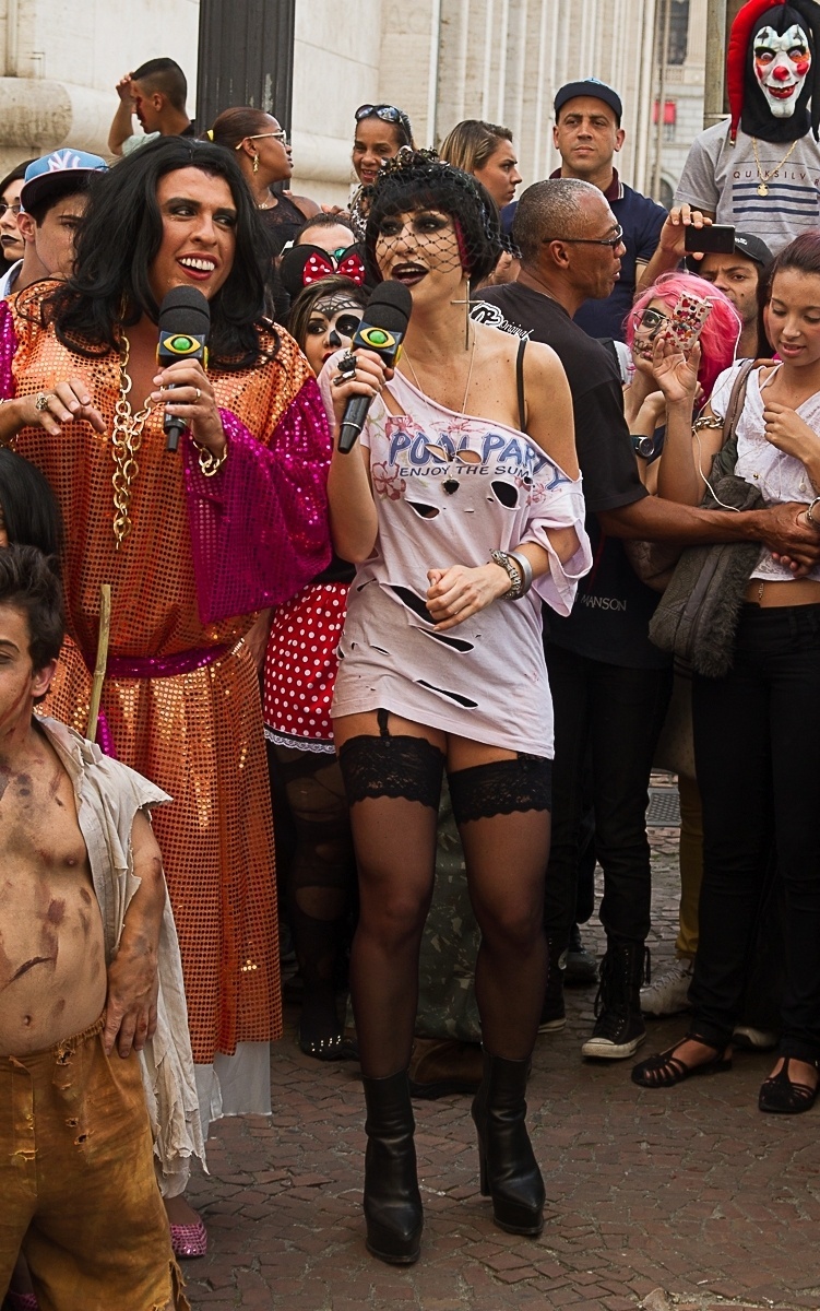 Sabrina Sato causa tumulto em gravação do programa "Pânico na Band", na Praça do Patriarca- centro de São Paulo. No local, ocorre todo ano no dia dos finados o "Zombie Walk" - desfile de pessoas fantasiadas como zumbis