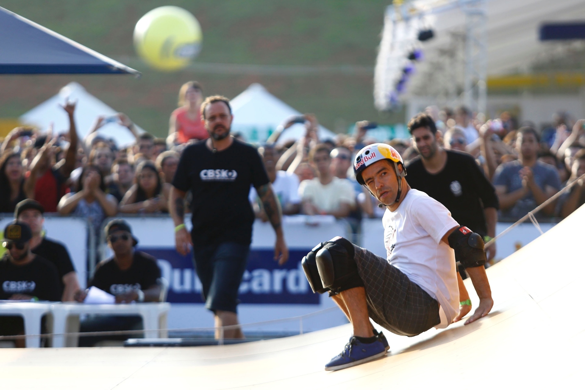 2.nov.2013 - Sandro Dias, o Mineirinho, participa do Circuito Banco do Brasil que sedia a terceira etapa da Copa Brasil Vertical de Skate, em Belo Horizonte - Marcus Desimoni/UOL