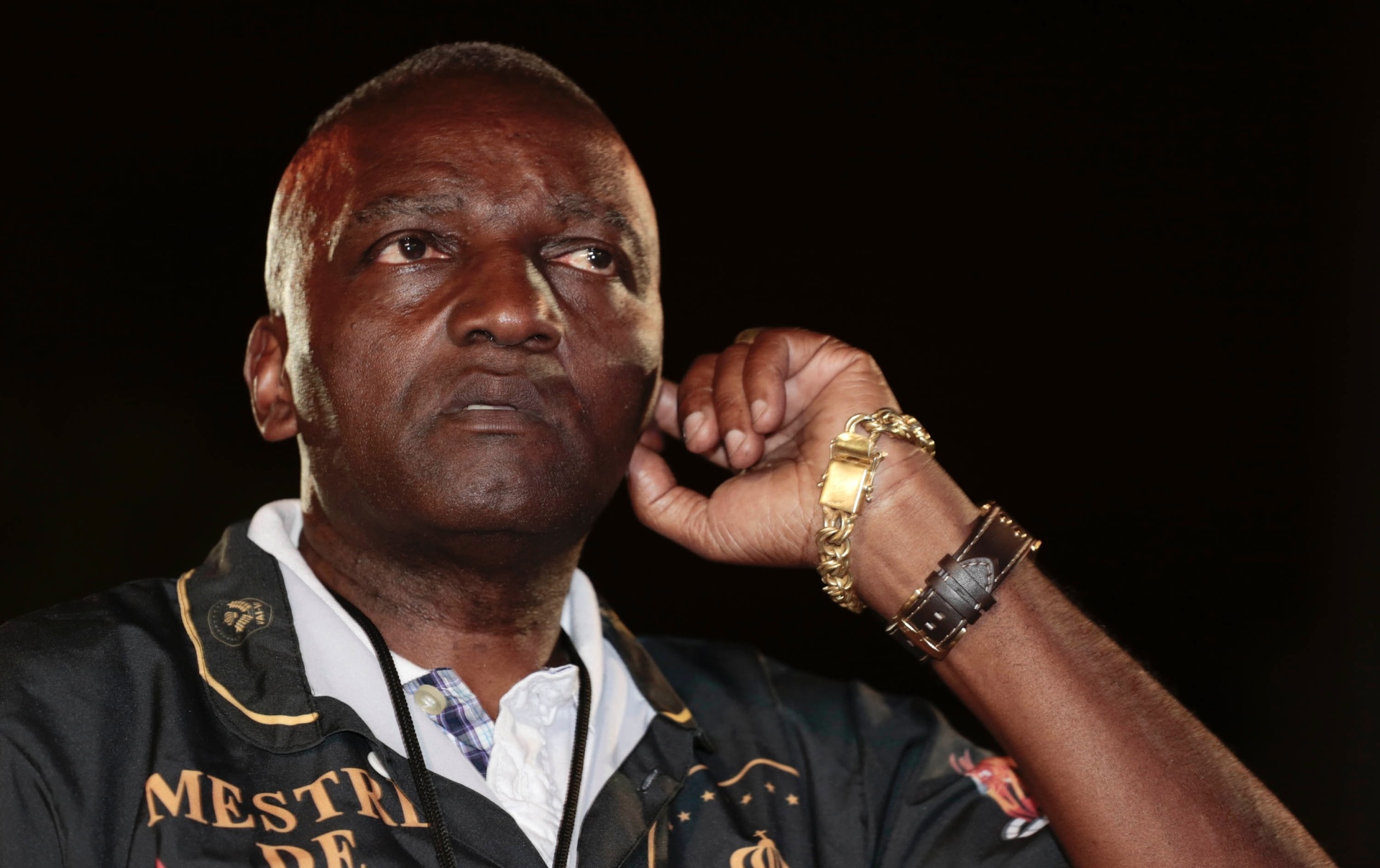 3.nov.2013 -  No comando da bateria da Vai Vai, mestre Tadeu faz ensaio geral - Wanezza Soares /UOL