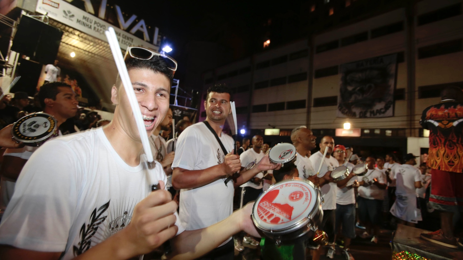 3.nov.2013 - Em ensaio de apresentação de fantasias, bateria da Va Vai faz show em São Paulo - Wanezza Soares /UOL