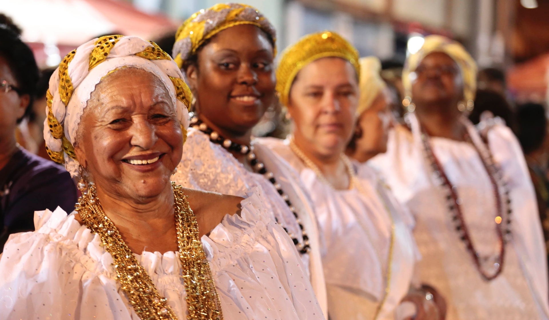 3.nov.2013 - Vai Vai mostra em primeiro ensaio como será a ala das baianas no Carnaval 2014 - Wanezza Soares /UOL
