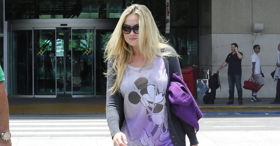 4.nov.2013 - Com camisa do Mickey, Ellen Rocche desembarca em aeroporto no Rio