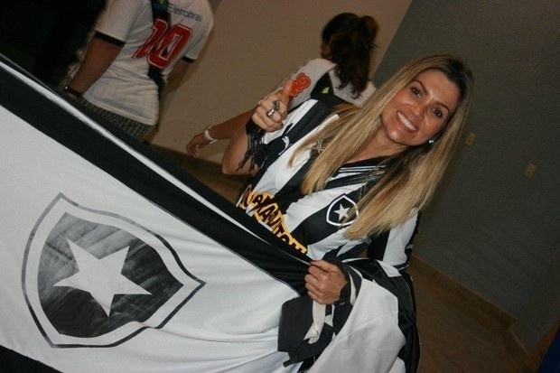 A bela atriz Flávia Alessandra torce para o Botafogo