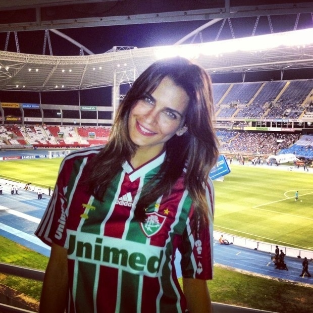 A bela Fernanda Motta torce para o Fluminense