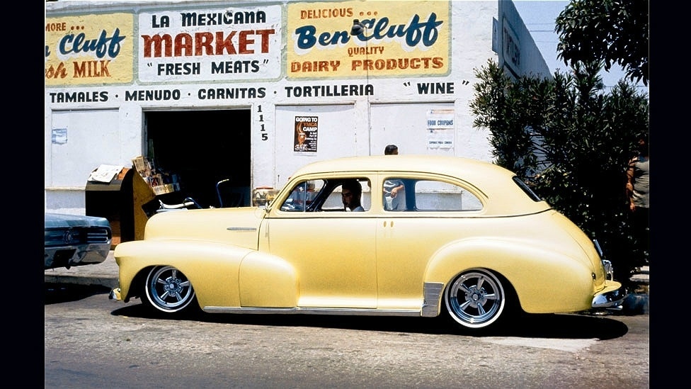 A coleção inclui obras de artistas mexicanos, porto-riquenhos, cubanos, dominicanos e outros grupos da diáspora latino-americana que têm fortes raízes na cultura americana. A obra acima é de Oscar R. Castillo, que nasceu em El Paso, Texas, e cujas fotografias revelam como os mexicano-americanos transformaram a paisagem urbana em diversas partes da Califórnia - 2012, Oscar R Castillo