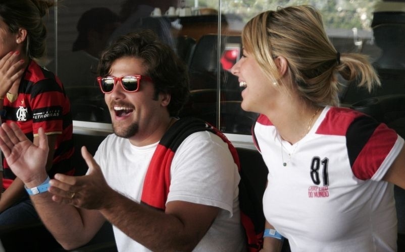 Bruno Gagliasso é visto frequentemente usando a camisa do Flamengo. É também figurinha fácil nos jogos no Maracanã, com direito a óculos combinando e acompanhado da mulher Giovanna Ewbank
