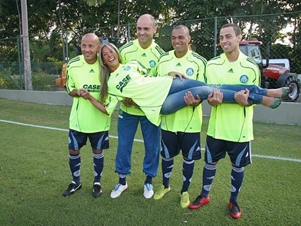 Em 2008, Adriane Galisteu posou nos braços das estrelas do Palmeiras, Alex Mineiro, Marcos, Valdívia e Denílson