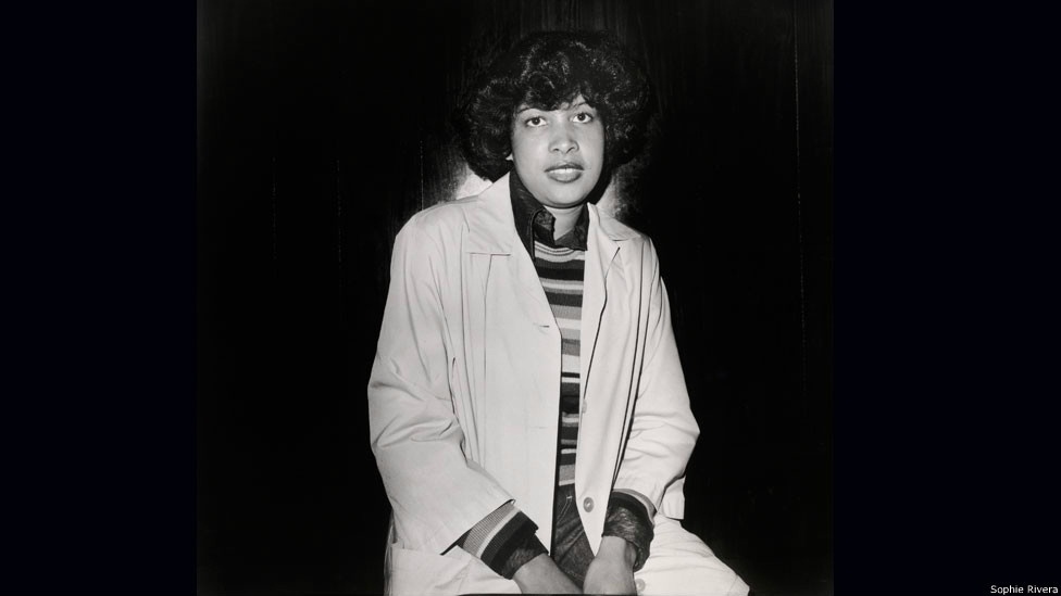 Entre os temas apresentados na exposição se destacam a forma como a identidade nacional americana é vista a partir de uma perspectiva latina, e como a arte serve para explorar o deslocamento, o exílio e a esperança. Um terceiro tema abordado é a vida diária, como neste retrato de Sophie Rivera. Os sujeitos de suas obras são sempre anônimos "mas nunca impotentes."  - 1978 Sophie Rivera