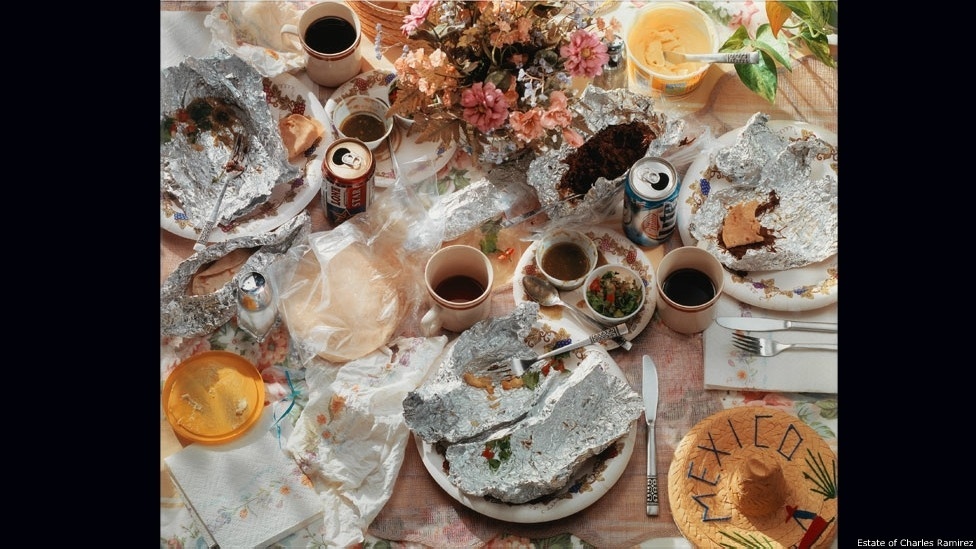 Esta imagem é intitulada 'Breakfast Tacos', de Chuck Ramirez, descrito na exposição como um artista que "monumentaliza o cotidiano para revelar a história por trás de ícones populares" - 2003 Estate of Charles Ramirez