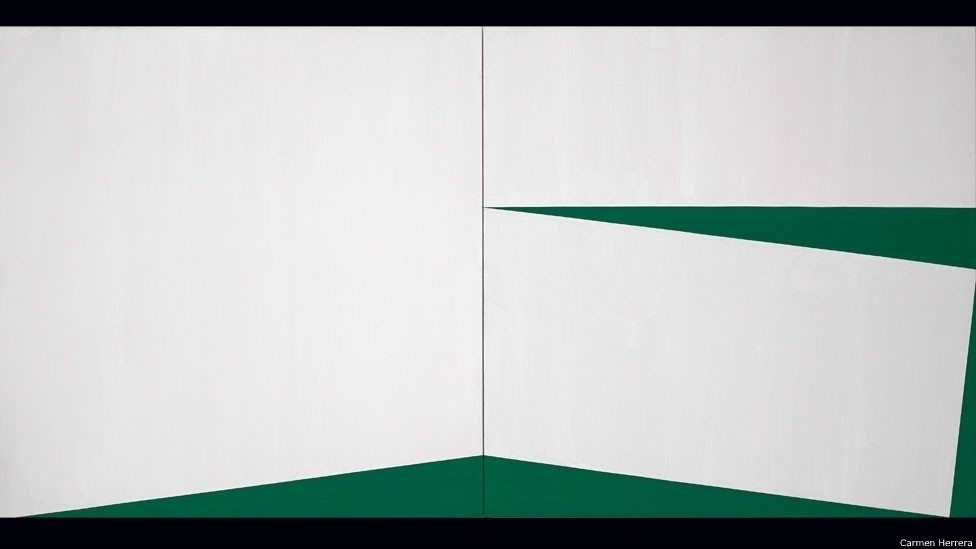 Esta obra, branca e verde, é da artista cubana Carmen Herrera. A curadora diz que, apesar de Herrera ter trabalhado ao lado de colegas americanos e ter vivido nos Estados Unidos durante décadas, ela foi muitas vezes apresentada como uma artista latino-americana. "Finalmente, podemos apresentar o seu trabalho no contexto da arte americana", diz Ramos - Carmen Herrera